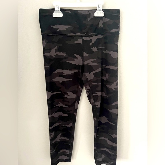 Athleta Girl High Rise Chit Chat‎ Camo Capri Size 14 - Picture 1 of 3